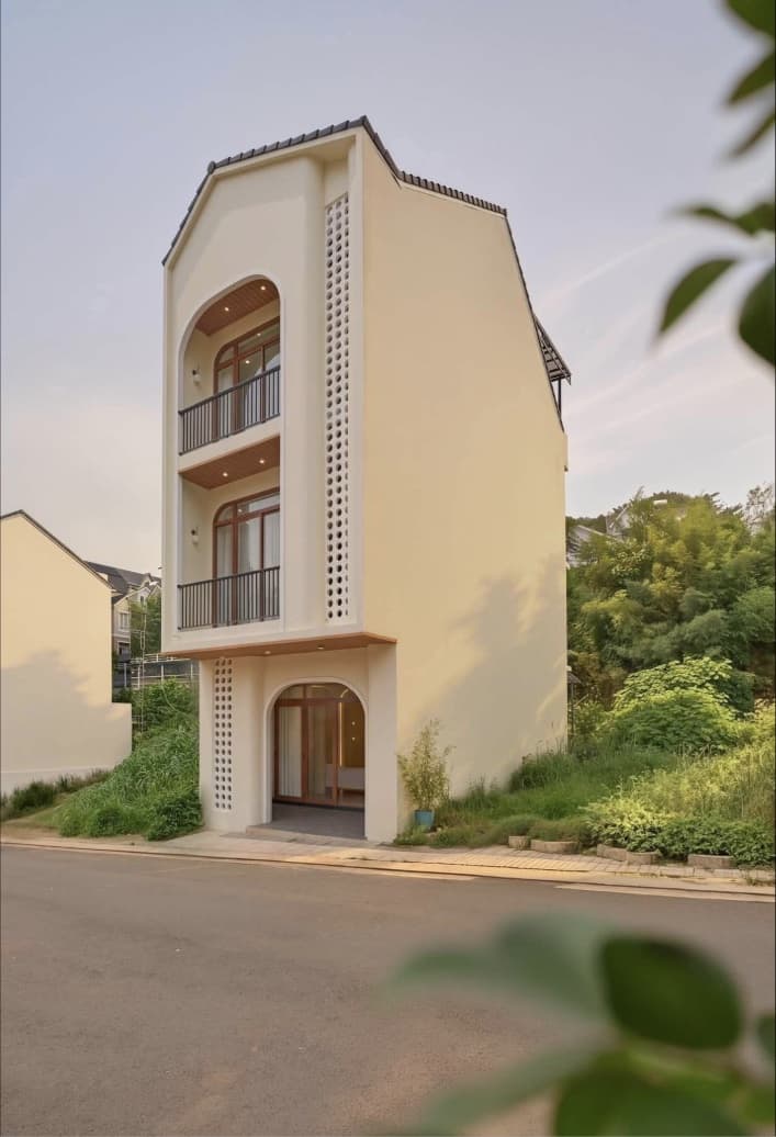Five-Bedroom House with BBQ Garden